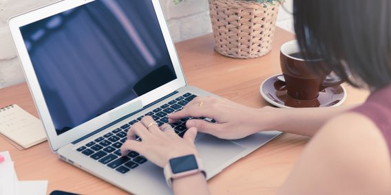 Junge Frau arbeitet am Laptop