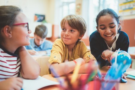 Primarschüler im Klassenraum