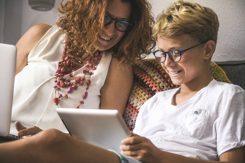 Mutter und Sohn am Tablet