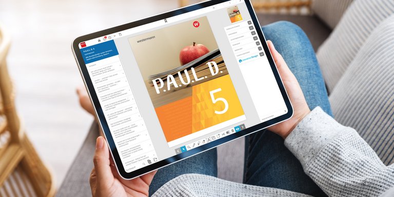 Tablet im Schoß mit Cover der BiBox PAUL D