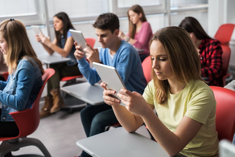 Schüler/innen am Tablet